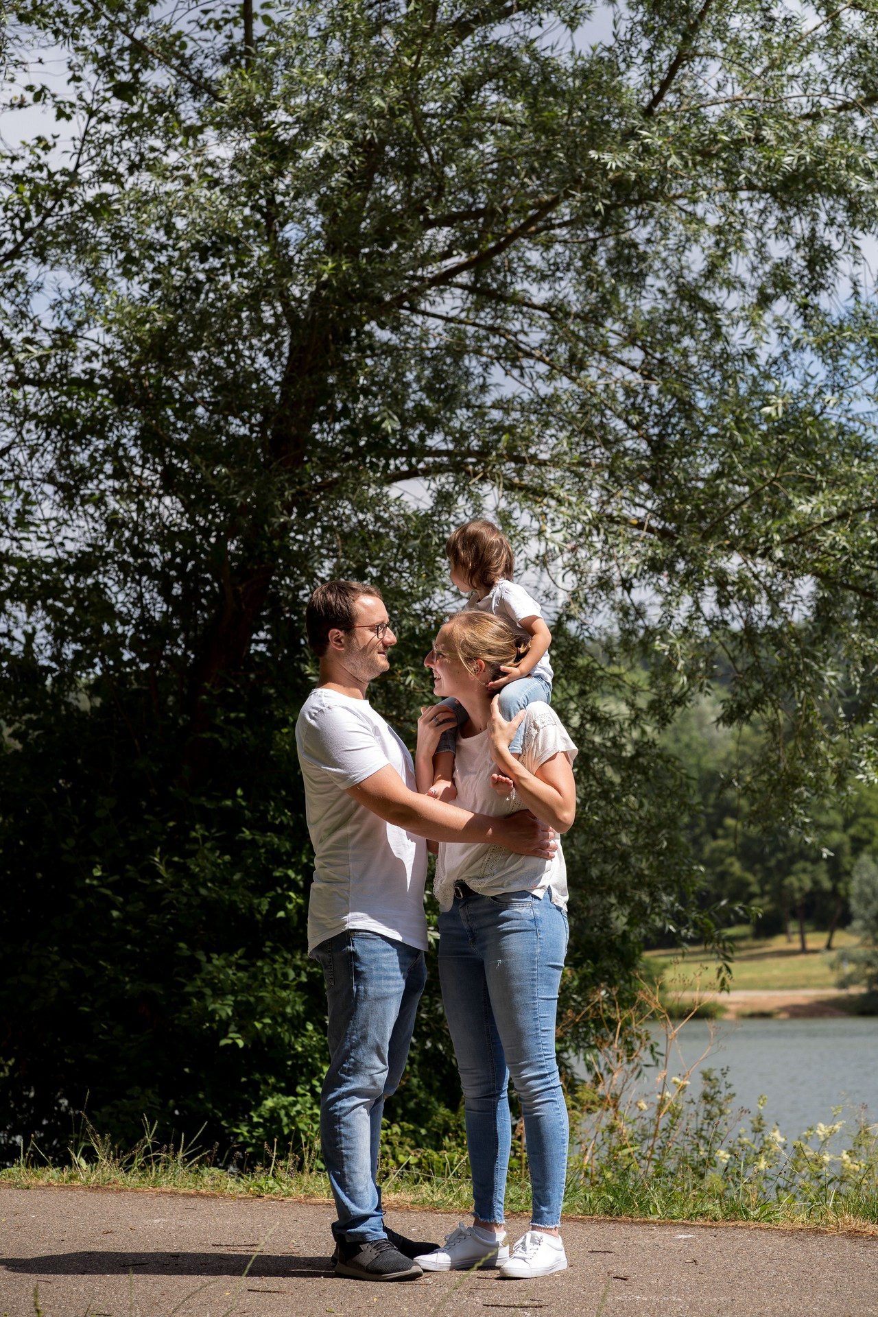Familienfotos, Familienshooting, Familienfotografie, Eltern mit Kindern, Geschwisterbilder, Familienmomente, Familie Outdoor, Familienshooting natürlich, Familie im Park, Kinder und Eltern