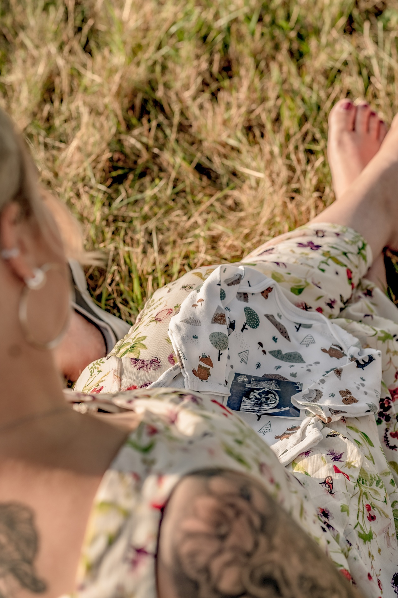 Babybauch, Schwangerschaft, Babybauchshooting, Schwangerschaftsfotografie, Babybauch Fotos, Maternity Shooting, Bauchbilder, Babybauch Outdoor, Schwangere Frau, Paar mit Babybauch
