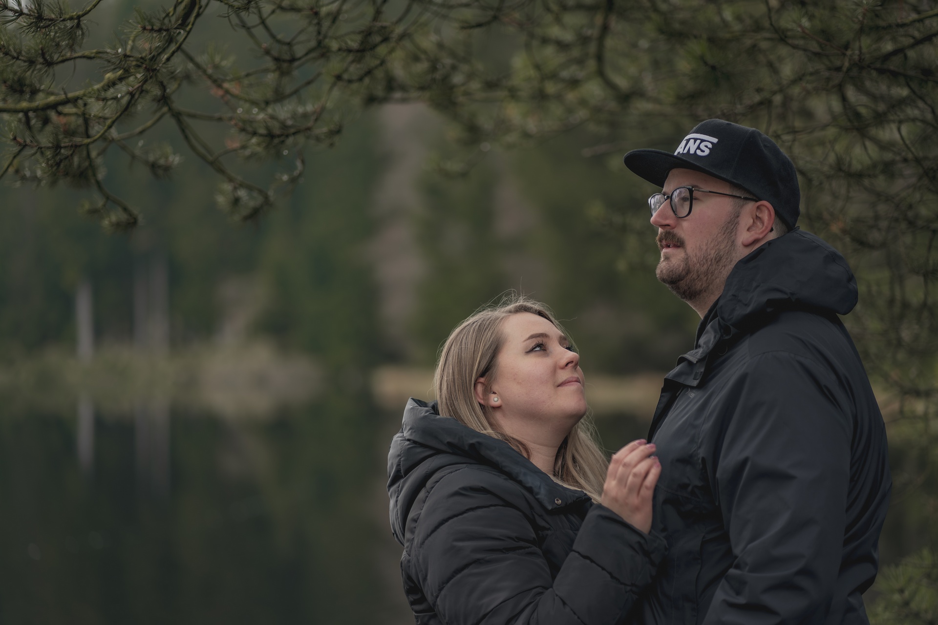 Paarshooting, Coupleshooting, Paarfotografie, Verliebtes Paar, Romantische Fotos, Fotoshooting zu zweit, Liebe, Paar im Sonnenuntergang, Outdoor Paarfotos, Intime Momente