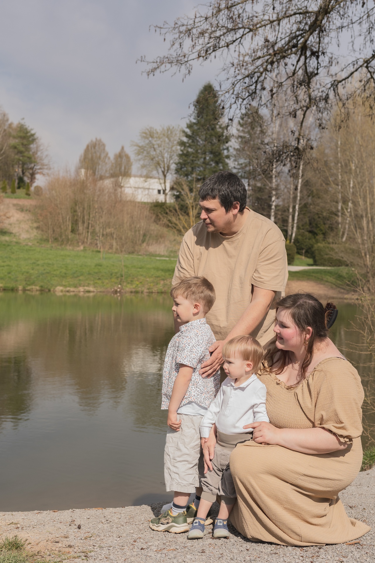 Familienfotografie in Aalen, Familienfotos, Familienshooting, Familienfotografie, Eltern mit Kindern, Geschwisterbilder, Familienmomente, Familie Outdoor, Familienshooting natürlich, Familie im Park, Kinder und Eltern
