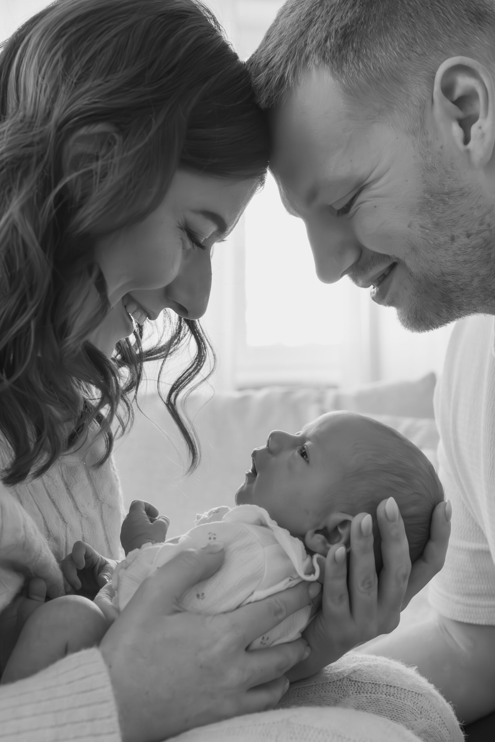 Newborn-Fotografie eines schlafenden Babys auf Decke – natürliches Babyshooting in Aalen