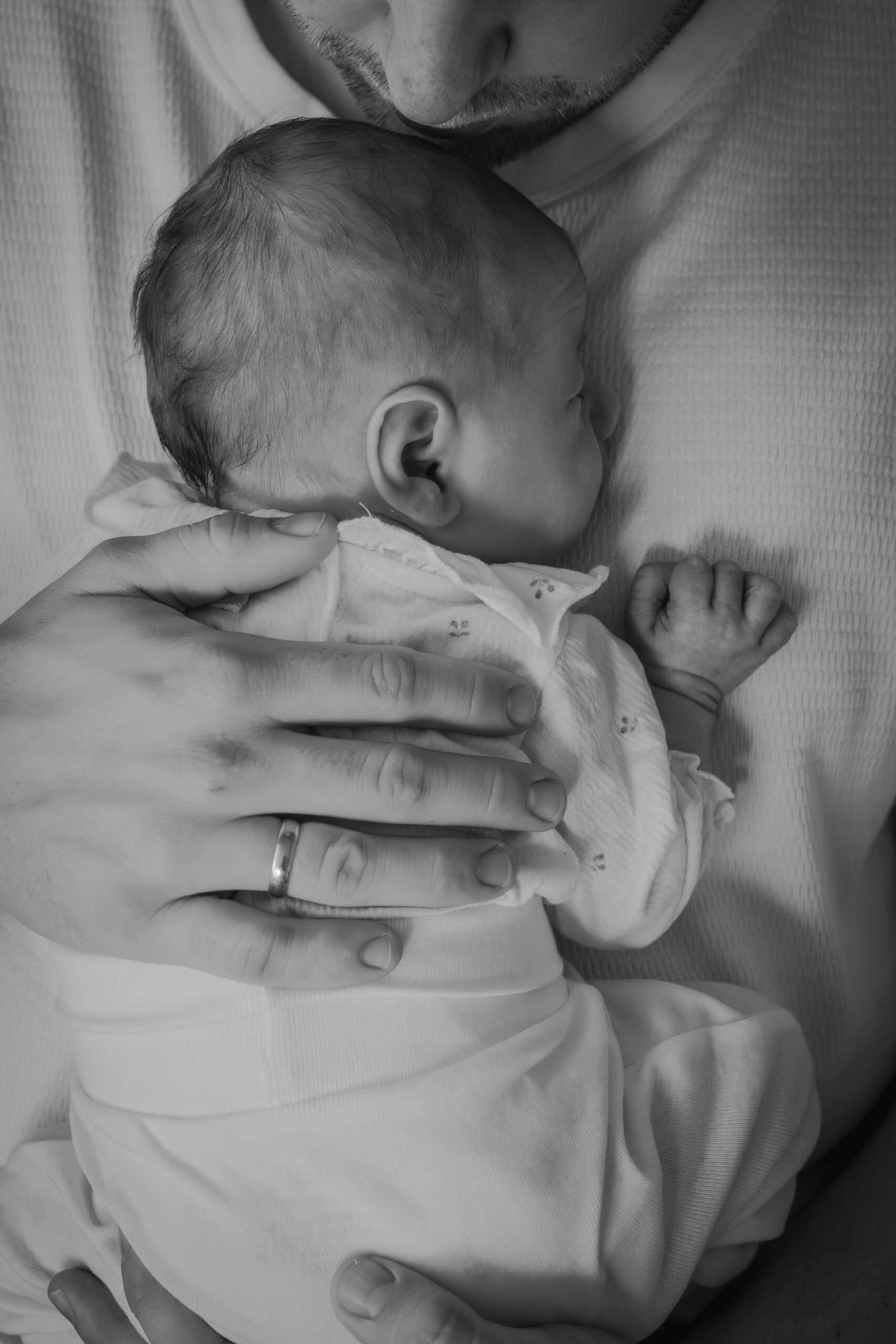 Newborn-Fotografie eines schlafenden Babys auf Decke – natürliches Babyshooting in Aalen